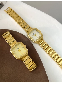 Détail des montres GEDI à quartz dorées avec cadran carré élégant et guichet de date