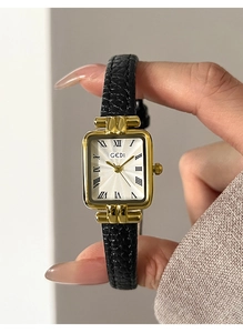 Dettaglio dell'orologio vintage GEDI con quadrante bianco e cinturino in pelle nera