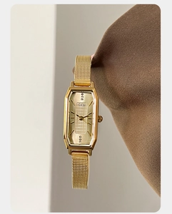 Detail van GEDI gouden dameshorloge met achthoekige kast en Milanese mesh stalen band
