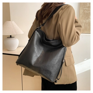 Détail du grand sac cabas noir avec texture en cuir grainé de haute qualité et souple