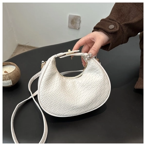 Détails du sac demi-lune blanc avec motif crocodile embossé et boucles dorées
