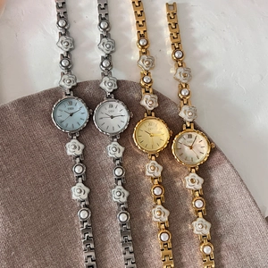 Montre de luxe GEDI pour femme avec bracelet fleur de camélia, perles et cadran romain