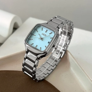 Montre GEDI minimaliste carrée en argent pour femme avec cadran bleu clair et bracelet en acier