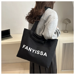 Détail du sac fourre-tout en toile montrant les doubles anses et le logo FANYISSA blanc