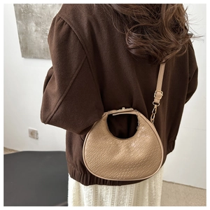 Détail du sac croissant abricot avec texture crocodile et bandoulière réglable