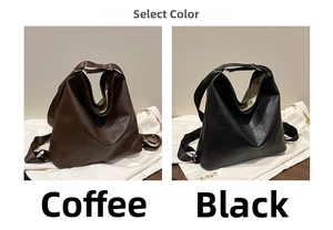 Détail de sacs fourre-tout spacieux en café et noir avec larges bandoulières en nylon