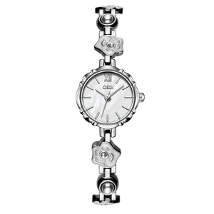 Montre bracelet élégante en argent avec maillons camélia et cadran en nacre