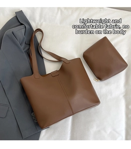 Détail de l'ensemble cabas en cuir marron foncé minimaliste avec une petite pochette zippée