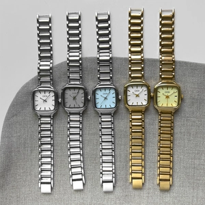 Montres à quartz carrées GEDI élégantes en argent et or avec affichage de la date