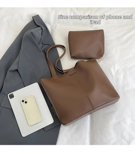 Comparaison de taille du grand sac cabas marron avec une tablette et un smartphone