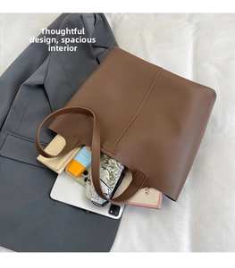 Vue intérieure du cabas marron montrant sa grande capacité pour iPad, parapluie et cosmétiques