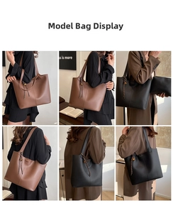 Vue détaillée de grands sacs cabas en cuir marron et noir avec pendentifs en perles