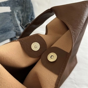 Sac fourre-tout vintage en cuir marron avec fermoir magnétique doré et doublure douce
