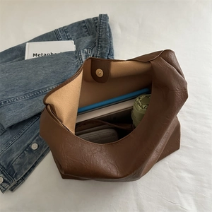 Sac fourre-tout marron en cuir à grande capacité montrant l'espace de rangement