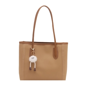 Elegante borsa tote in ecopelle marrone con cuciture bianche e ciondolo di peluche