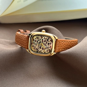 Κοντινό πλάνο vintage τετράγωνου ρολογιού με λεοπάρ καντράν και καφέ δερμάτινο λουράκι