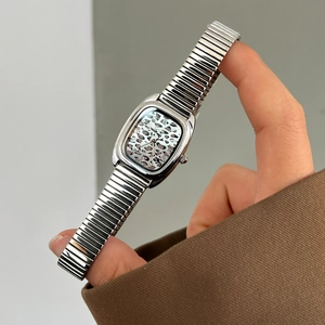 Montre vintage argentée pour femme avec cadran léopard et bracelet chaîne serpent élégant