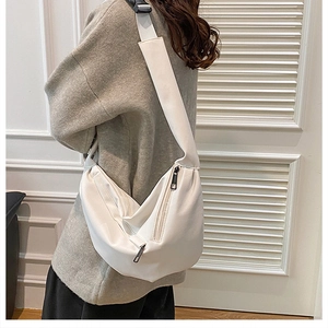 Dettaglio della grande borsa hobo bianca a mezzaluna con ampia tracolla in ecopelle