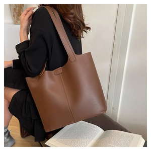 Vue latérale d'un grand sac cabas marron vintage porté à l'épaule pour le quotidien