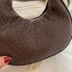 Sac demi-lune marron en similicuir crocodile avec fermeture éclair dorée