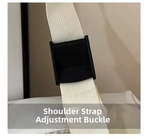 Détail de la bandoulière large réglable en nylon avec boucle en plastique pour sacs
