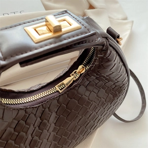 Sac bandoulière tressé marron foncé avec fermeture éclair dorée et fermoir pivotant chic