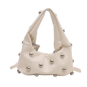 Sac sous le bras beige minimaliste avec clous en métal argenté et design en cuir