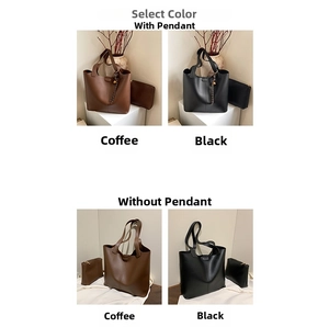 Détail du set de sacs cabas en cuir noir et marron avec pendentif tissé en option