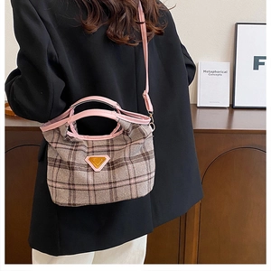 Dettaglio della borsa vintage a quadri con manico in PU rosa e fibbia in metallo