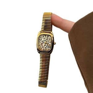 Montre vintage pour femme à cadran léopard et bracelet extensible serpent doré