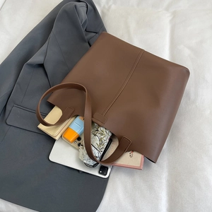 Grand sac cabas marron foncé minimaliste avec objets du quotidien sur fond blanc