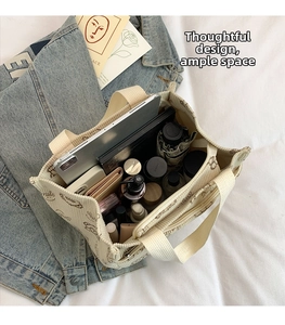 Interno spazioso della borsa beige con orsetto contenente tablet e cosmetici