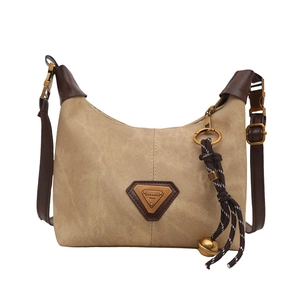 Sac chic en toile kaki avec bandoulières marron et logo métallique pour la mode d'automne