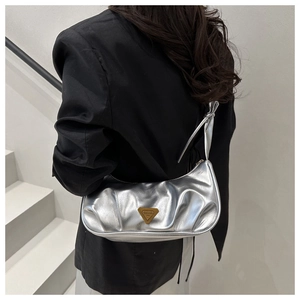 Silberne Metallic-Cloud-Tasche mit gerafftem Design und modischem Knoten am Schultergurt