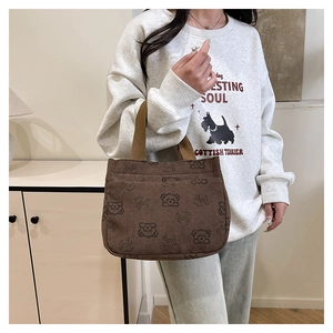 Dettaglio della borsa tote in velluto a coste marrone con stampe di orsetti