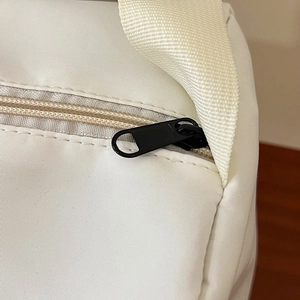 Sac fourre-tout minimaliste en nylon avec fermeture éclair en métal noir et sangle tissée