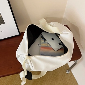 Grand sac bandoulière en nylon blanc avec intérieur spacieux et large sangle de voyage