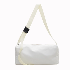 Sac cylindrique minimaliste en nylon blanc avec large bandoulière et boucle réglable