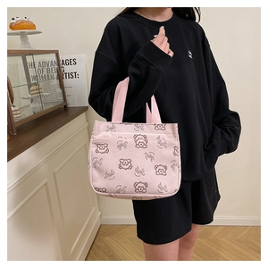 Dettaglio della borsa tote in velluto a coste rosa con orsetti e tasca frontale