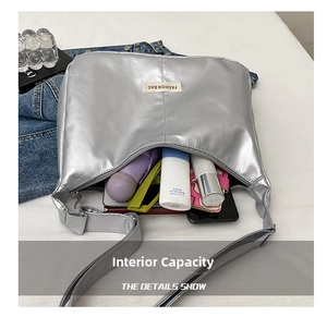 Vue macro de l'intérieur d'un sac cabas argenté spacieux avec des objets du quotidien