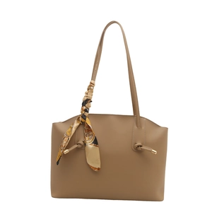 Borsa tote in pelle opaca kaki con sciarpa di seta e dettagli metallici dorati chic