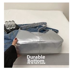 Gros plan sur les coutures renforcées résistantes à l'usure du fond du sac argenté
