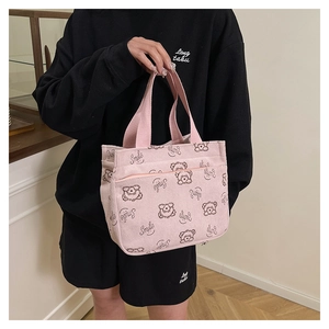 Dettaglio della mini borsa in velluto a coste rosa con stampa orso e tasca con zip