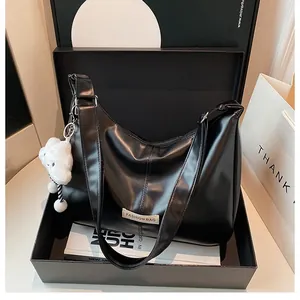 Sac hobo noir brillant avec breloque agneau et étiquette Fashion dans un coffret cadeau