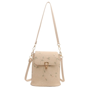 Sac bandoulière minimaliste en paille avec broderie florale et fermoir doré sur blanc