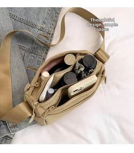Vista interna della borsa a tracolla in nylon kaki che mostra la grande capacità interna