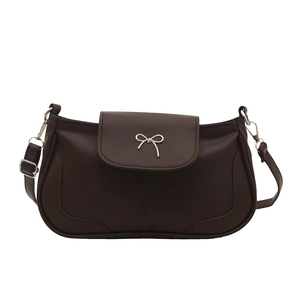 Sac à épaule marron foncé avec boucle en métal argenté et bandoulière réglable