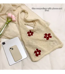 Sac fourre-tout au crochet avec fleurs montrant l'espace pour iPad et smartphone