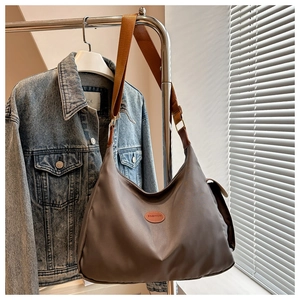 Détail du cabas en oxford marron avec écusson en cuir FASHION et bandoulière large