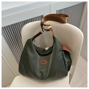 Détail du sac fourre-tout en nylon vert olive avec patch logo Fashion embossé en cuir